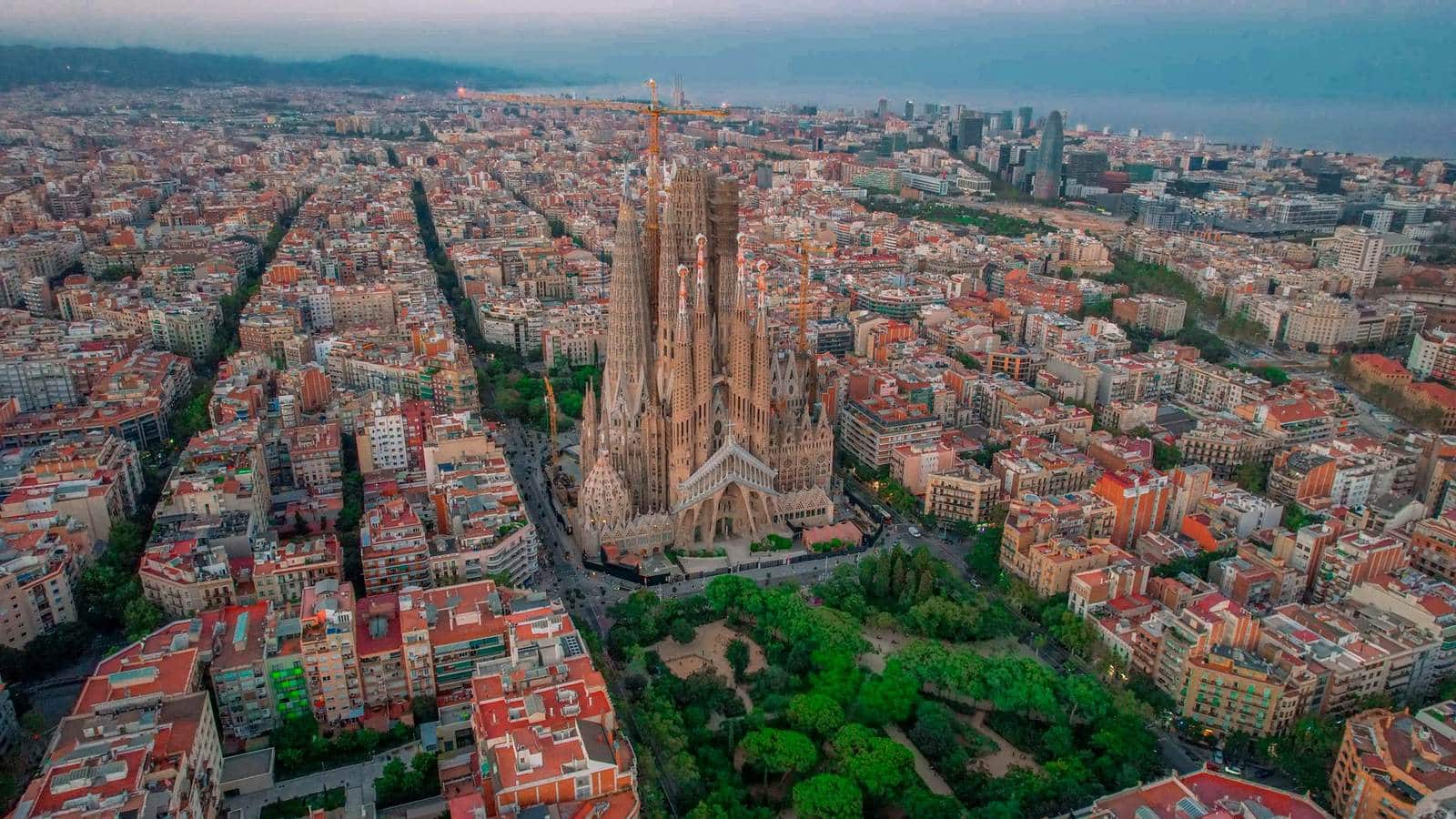 Vista aérea de Barcelona con la Sagrada Familia · Barkeno Tours